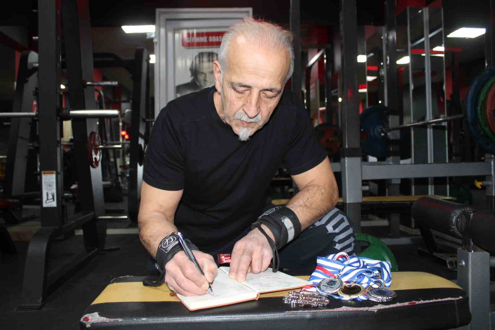 Rakip bulamayan ve gençlerle yarışan 65 yaşındaki Hakkı Bozat 420 kilo kaldırdı 9 rakip bulamayan ve genclerle yarisan 65 yasindaki hakki bozat 420 kilo kaldirdi 5