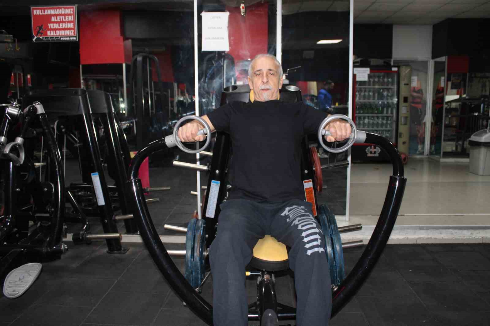 Rakip bulamayan ve gençlerle yarışan 65 yaşındaki Hakkı Bozat 420 kilo kaldırdı 10 rakip bulamayan ve genclerle yarisan 65 yasindaki hakki bozat 420 kilo kaldirdi 6 YMwMBeHB