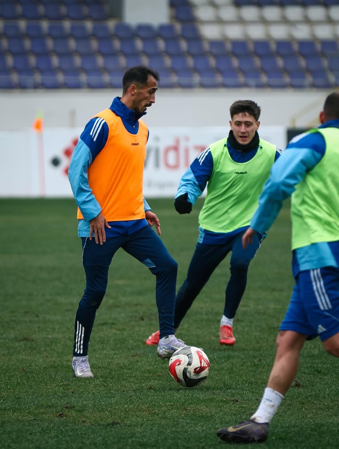 rakip maca cikmayinca kendi aralarinda cift kale mac yaptilar 3 pWgYjtUu