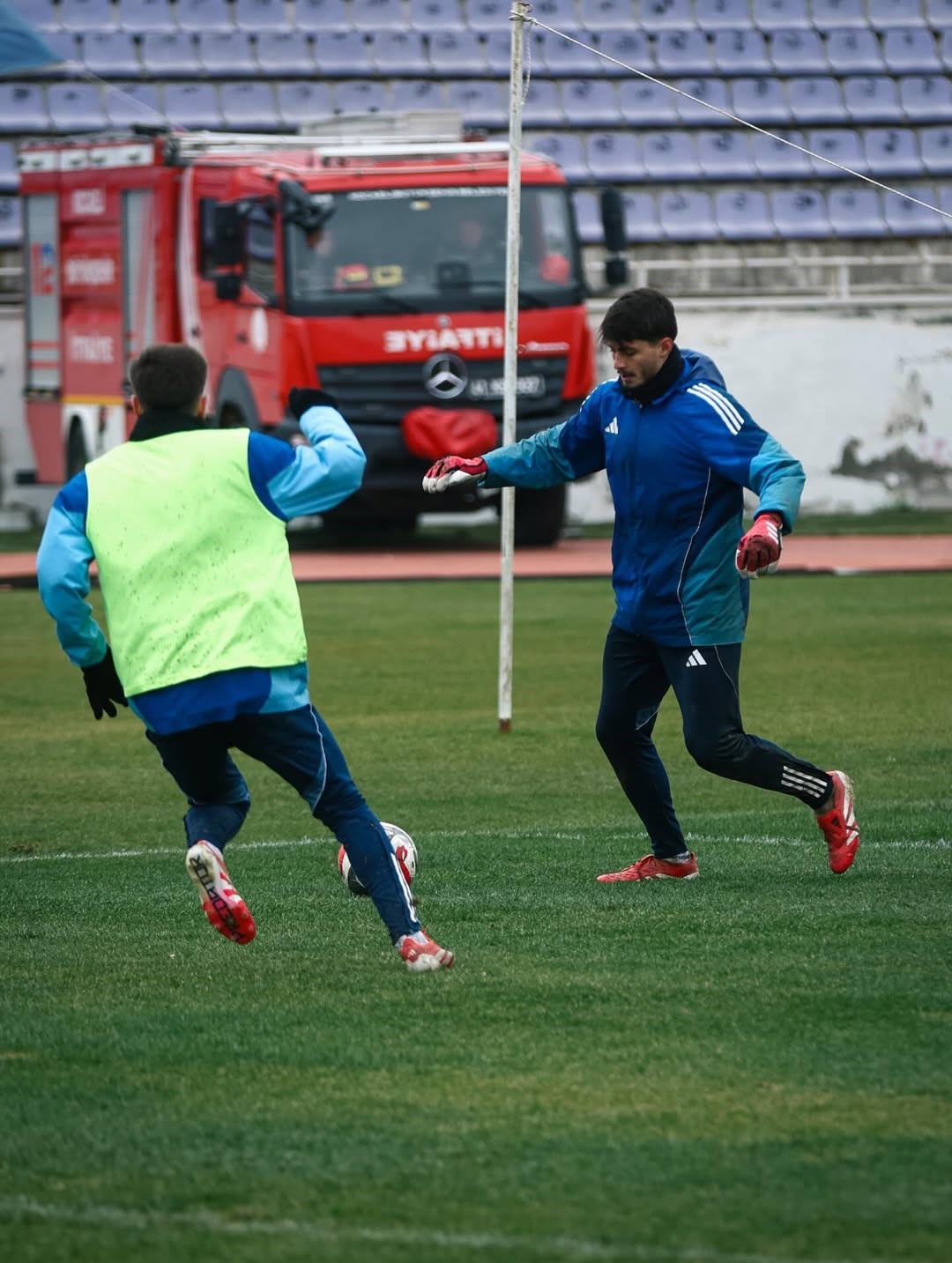 rakip maca cikmayinca kendi aralarinda cift kale mac yaptilar 4 PXYfTAfh