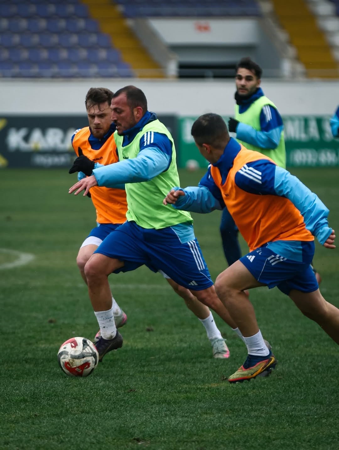 rakip maca cikmayinca kendi aralarinda cift kale mac yaptilar 6 4H8Pv2Nd