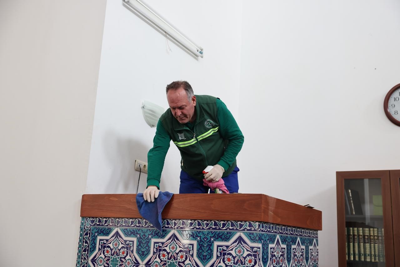 ramazan ayi oncesi arnavutkoyde camiler gul suyu ile temizleniyor 0