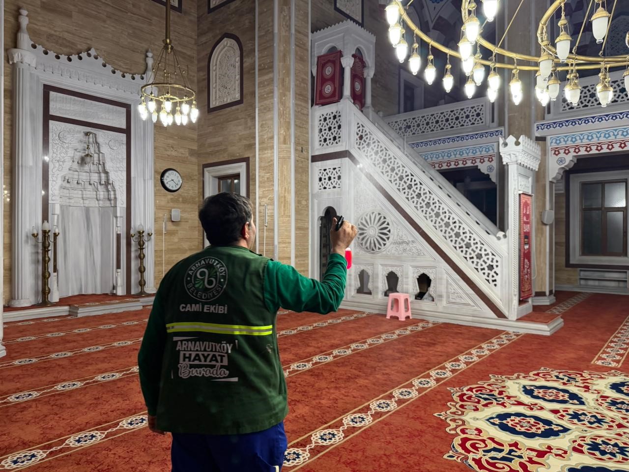 ramazan ayi oncesi arnavutkoyde camiler gul suyu ile temizleniyor 3 yQG22gvi