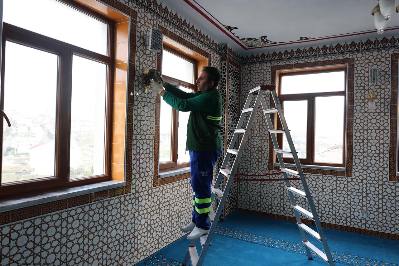 ramazan ayi oncesi arnavutkoyde camiler gul suyu ile temizleniyor 4