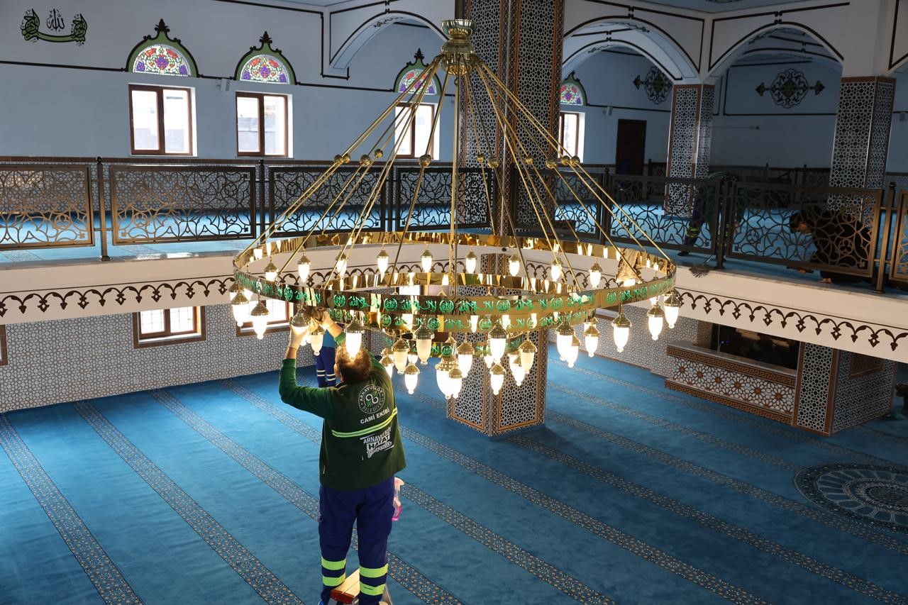 ramazan ayi oncesi arnavutkoyde camiler gul suyu ile temizleniyor 5 HcTPZBNt