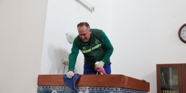 ramazan-ayi-oncesi-arnavutkoyde-camiler-gul-suyu-ile-temizleniyor-5LKuOfkR.jpg