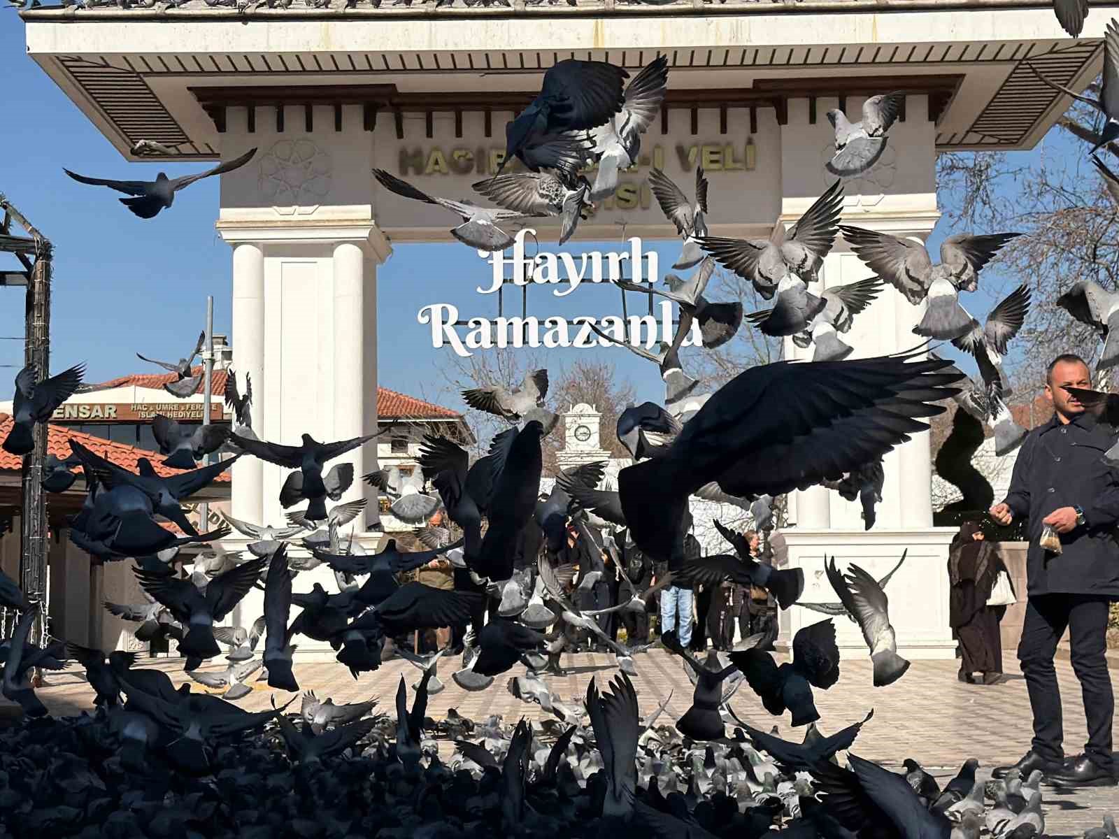ramazan ayinin ilk cumasinda haci bayram veli camii doldu tasti 0 cXnZsWJ2