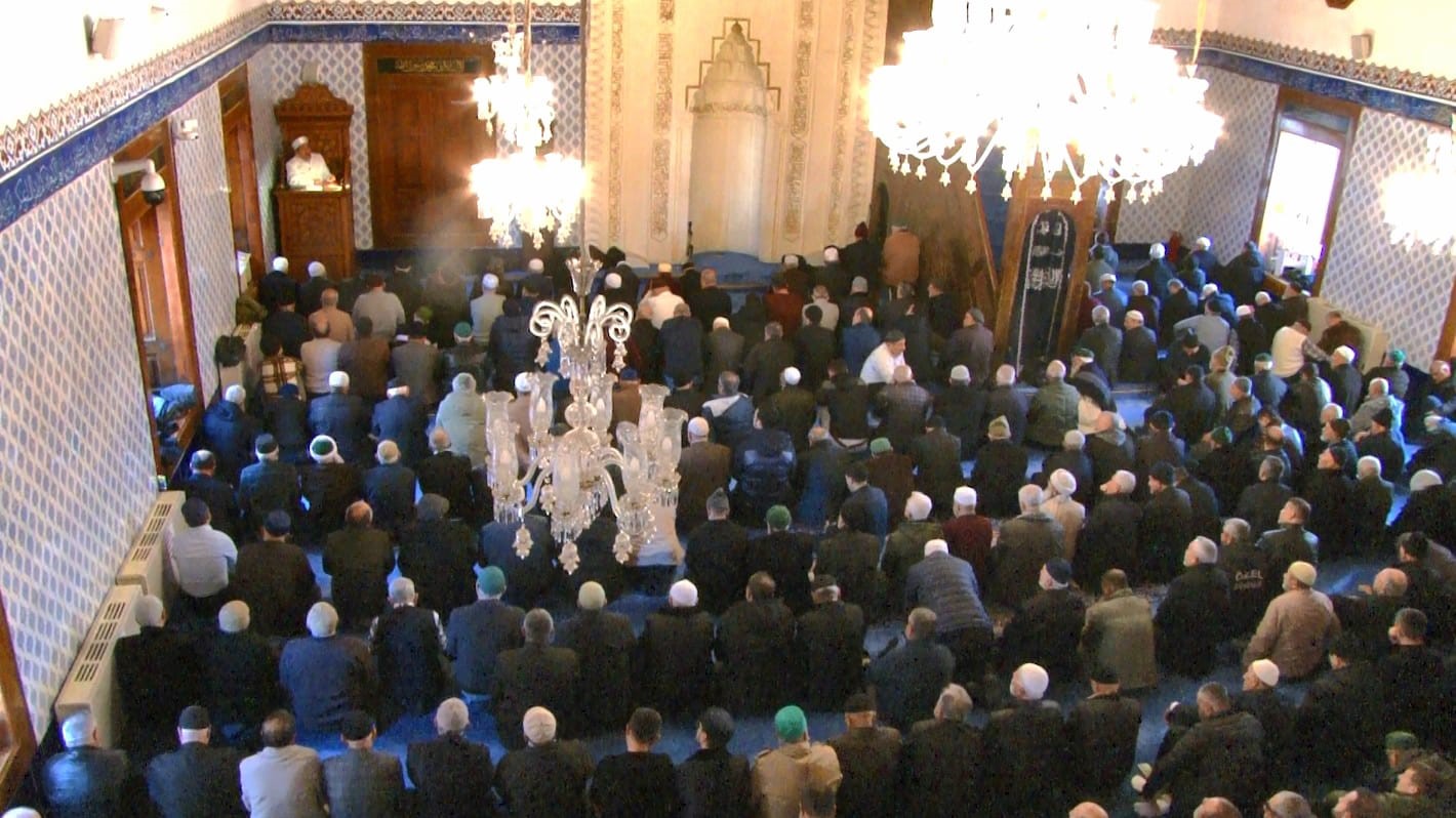 ramazan ayinin ilk cumasinda haci bayram veli camii doldu tasti 3