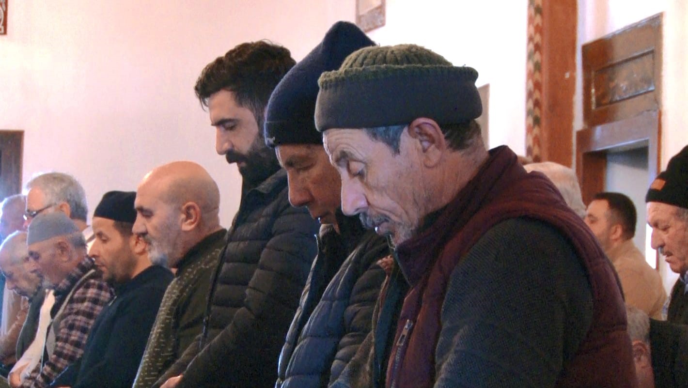 ramazan ayinin ilk cumasinda haci bayram veli camii doldu tasti 4 i6ZGktbz