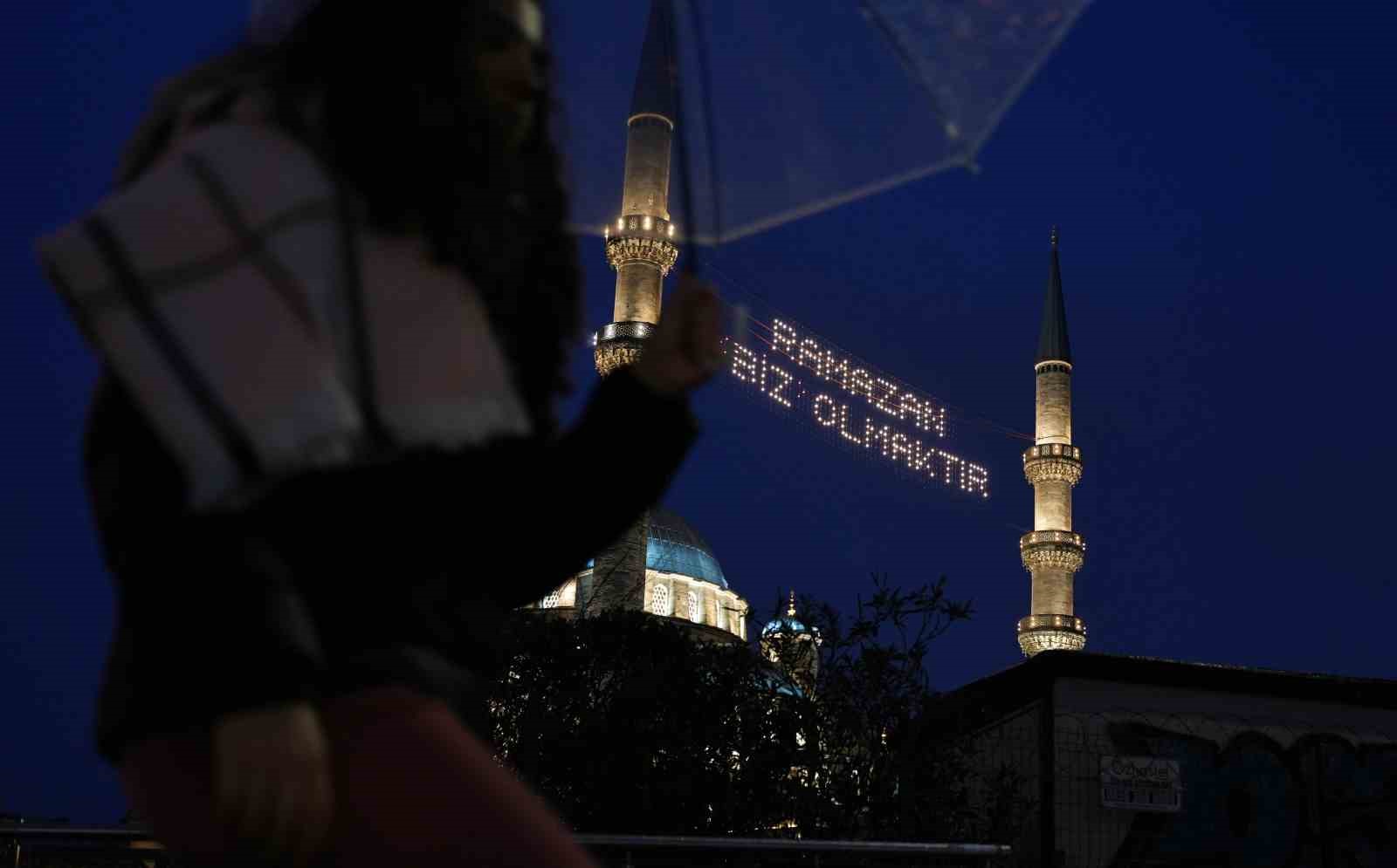 ramazan ayinin mujdecisi mahyalar yanmaya basladi 4 NmJd8tv7