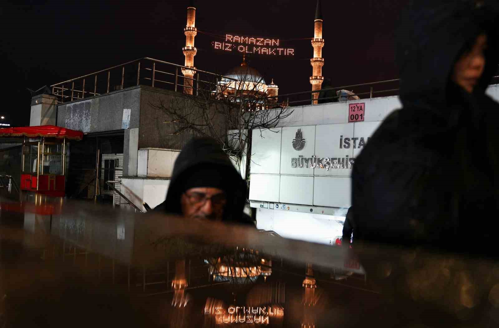ramazan ayinin mujdecisi mahyalar yanmaya basladi 6 IulFUAch