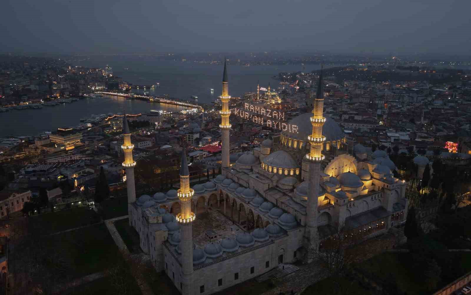ramazan ayinin mujdecisi mahyalar yanmaya basladi 9 krwRHZRz
