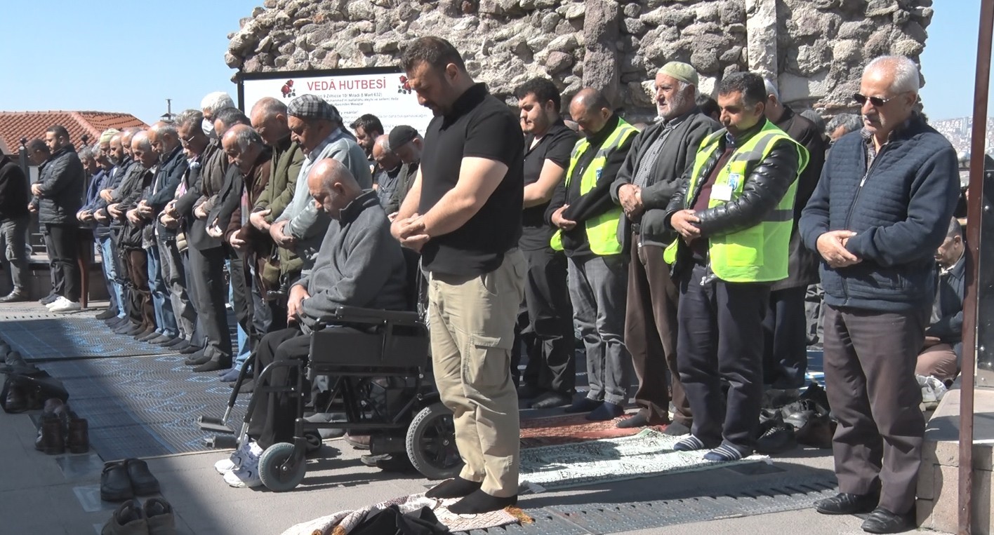 Ramazan ayının son cumasında Hacı Bayram Veli Camii doldu taştı 8 ramazan ayinin son cumasinda haci bayram veli camii doldu tasti 4 8aaXj7t2