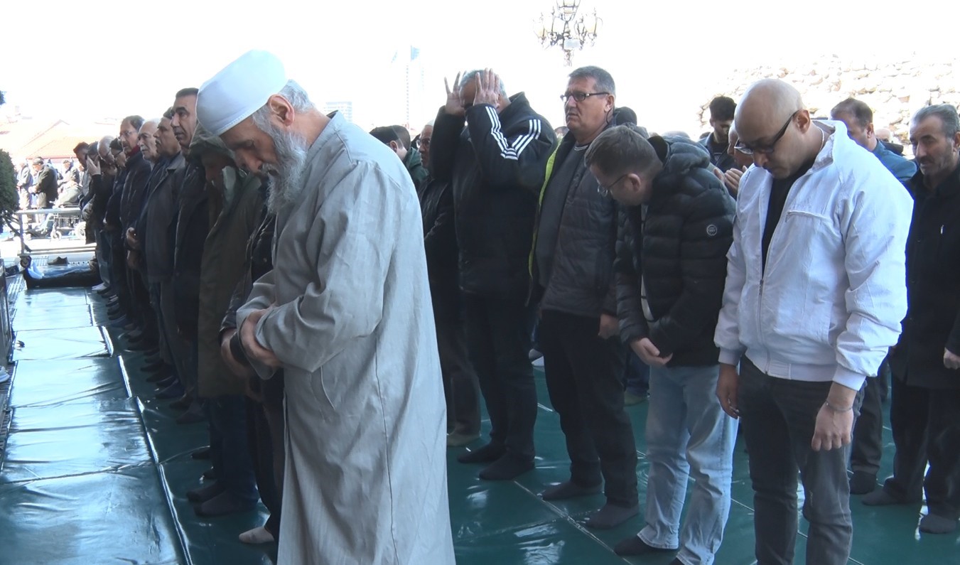 Ramazan ayının son cumasında Hacı Bayram Veli Camii doldu taştı 9 ramazan ayinin son cumasinda haci bayram veli camii doldu tasti 5 gduJuHbX