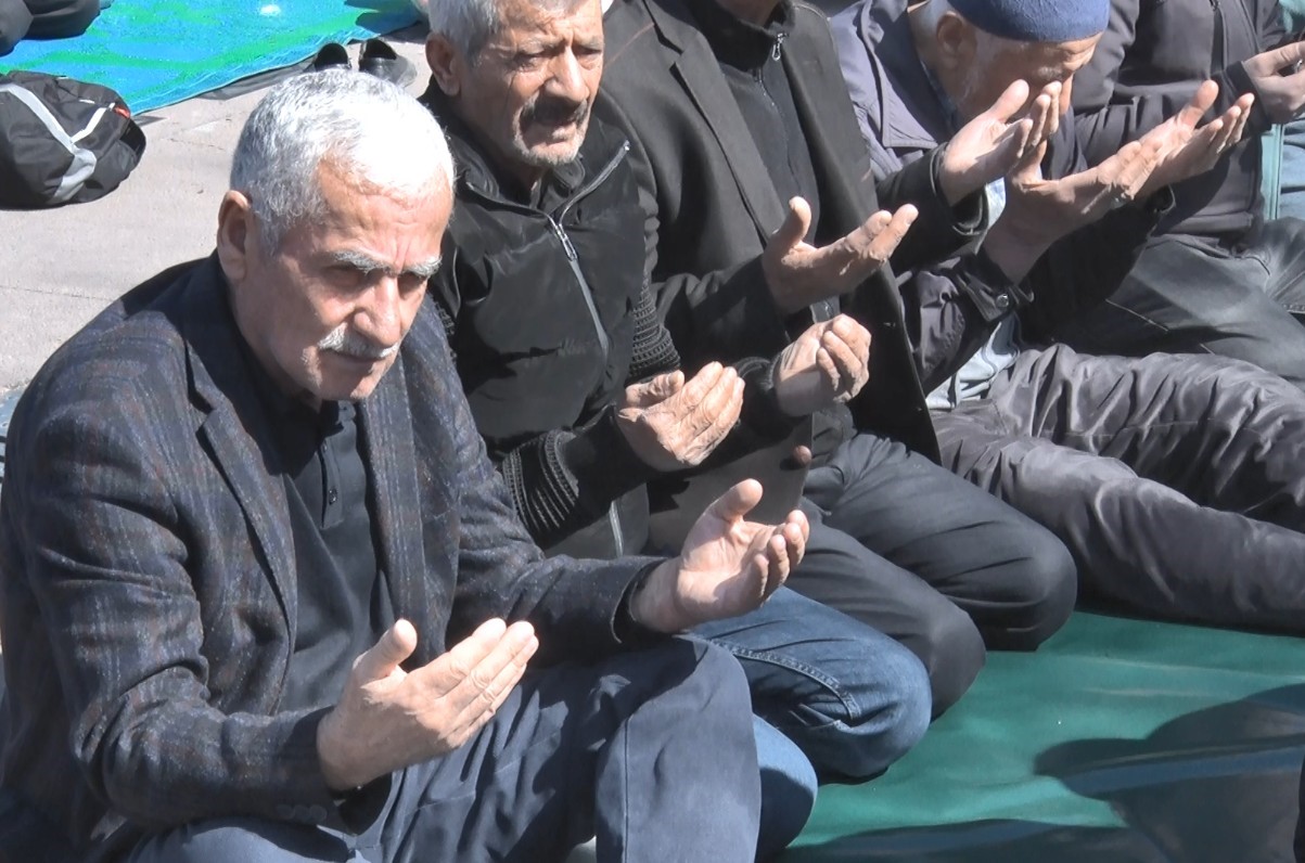 Ramazan ayının son cumasında Hacı Bayram Veli Camii doldu taştı 10 ramazan ayinin son cumasinda haci bayram veli camii doldu tasti 6 FTp2MapL