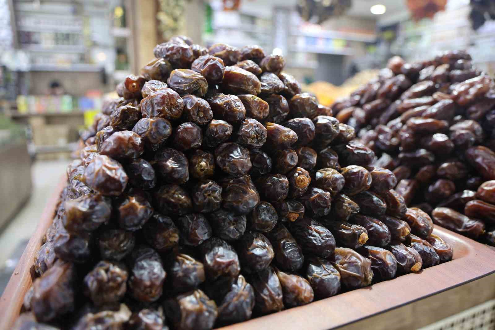 ramazan ayinin vazgecilmezi hurma tezgahlarda yerini aldi 1 uPZKTEwY