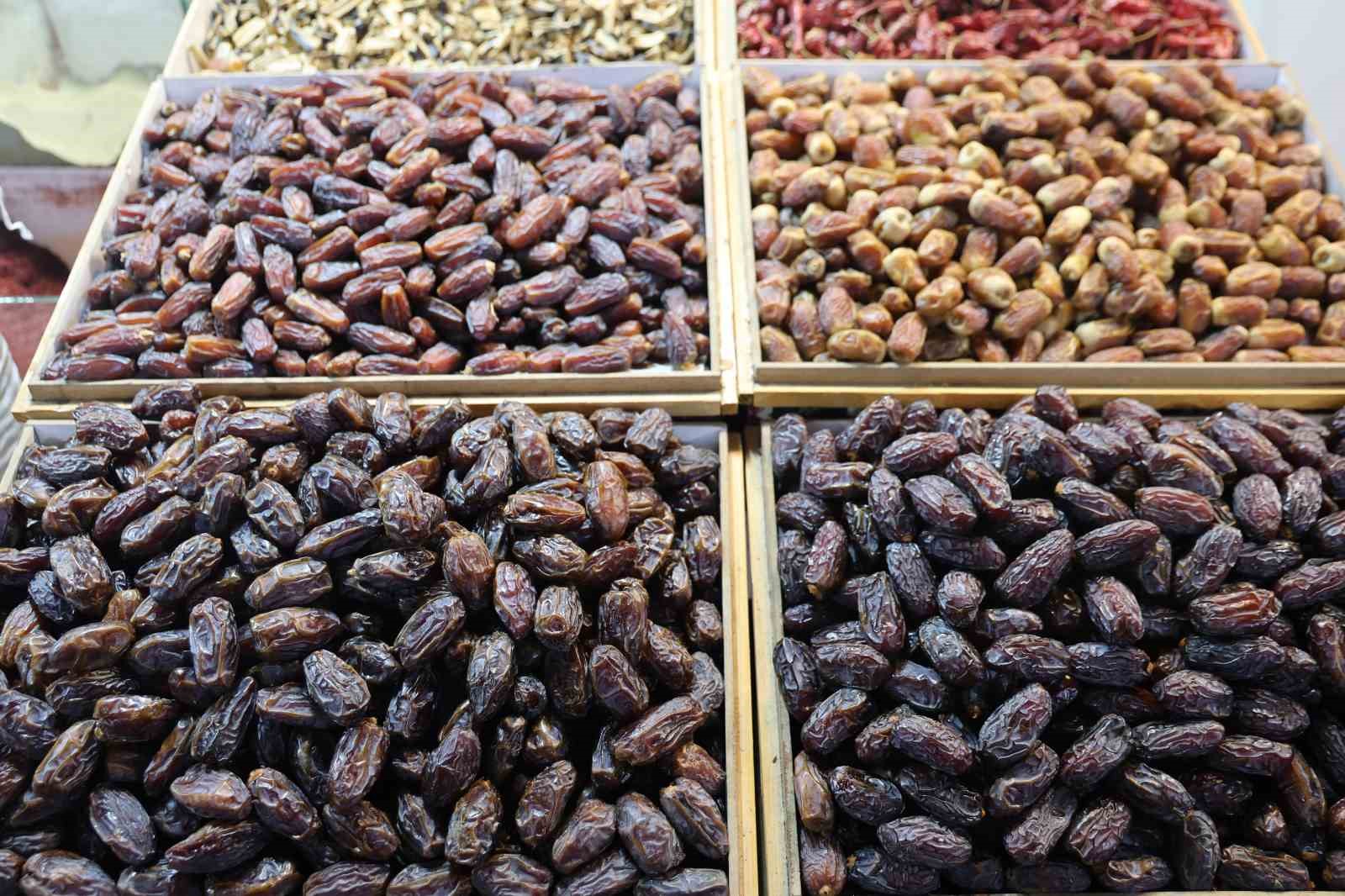 ramazan ayinin vazgecilmezi hurma tezgahlarda yerini aldi 2