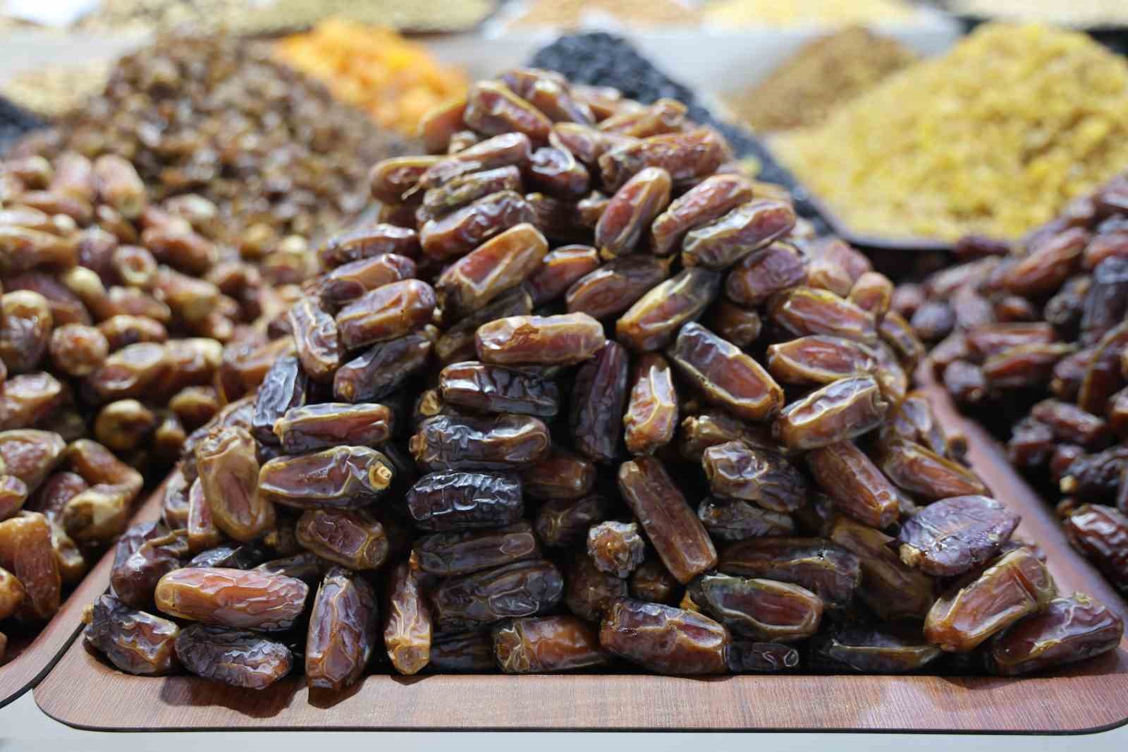 ramazan ayinin vazgecilmezi hurma tezgahlarda yerini aldi 3 BYMe8dHr