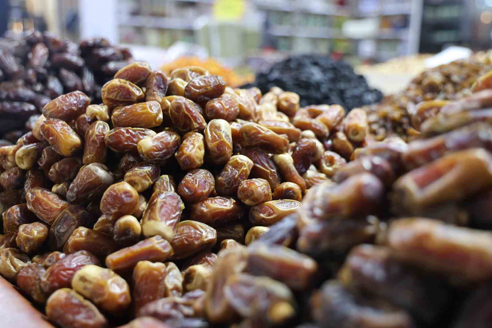 ramazan ayinin vazgecilmezi hurma tezgahlarda yerini aldi 4 uyqaX1yO