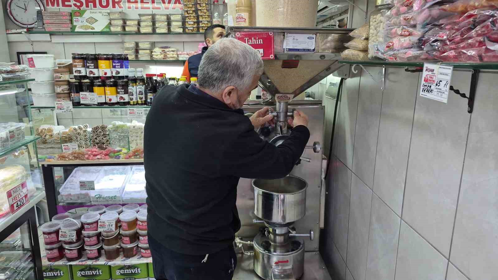 ramazan ayinin yaklasmasiyla hurma ve helva satislari yogunlasti 8 8qqVW7Xz