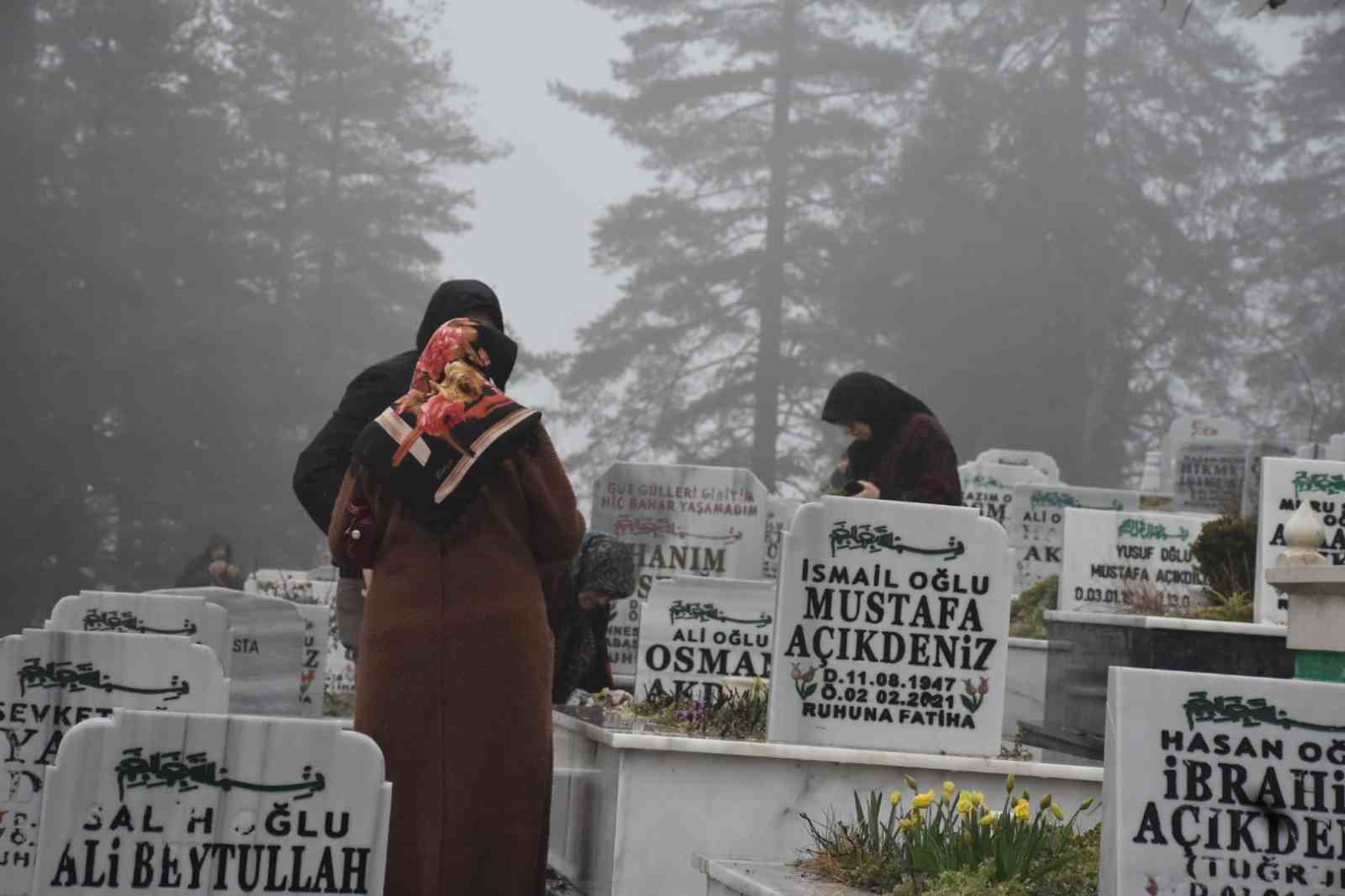 ramazan bayrami oncesi mezarliklara akin ettiler kabir basinda dua ve gozyasi 2 4gwtqaD5