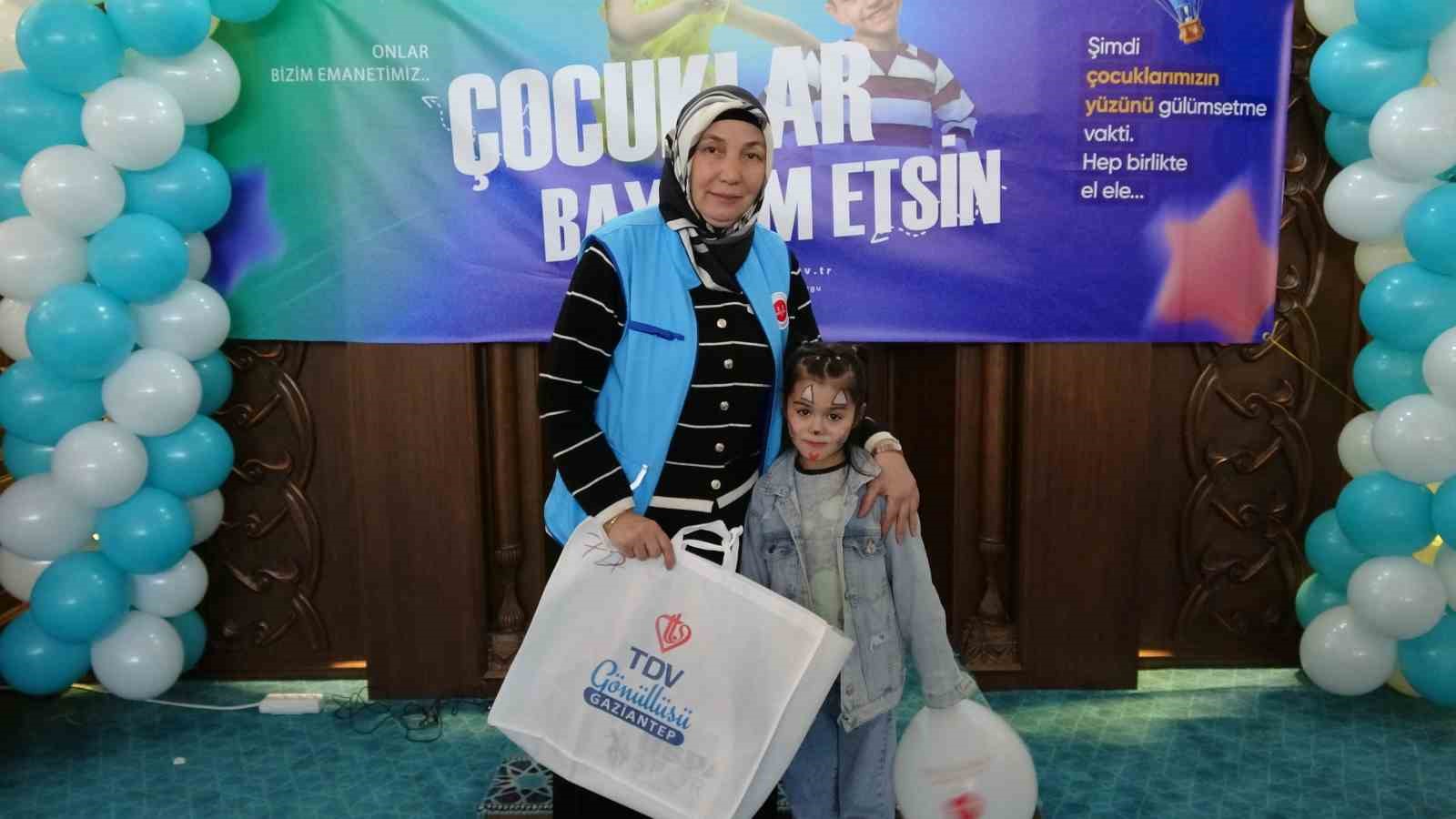 ramazan bayrami oncesi yetim cocuklarin yuzleri gulduruldu 1 wZk5bIHg