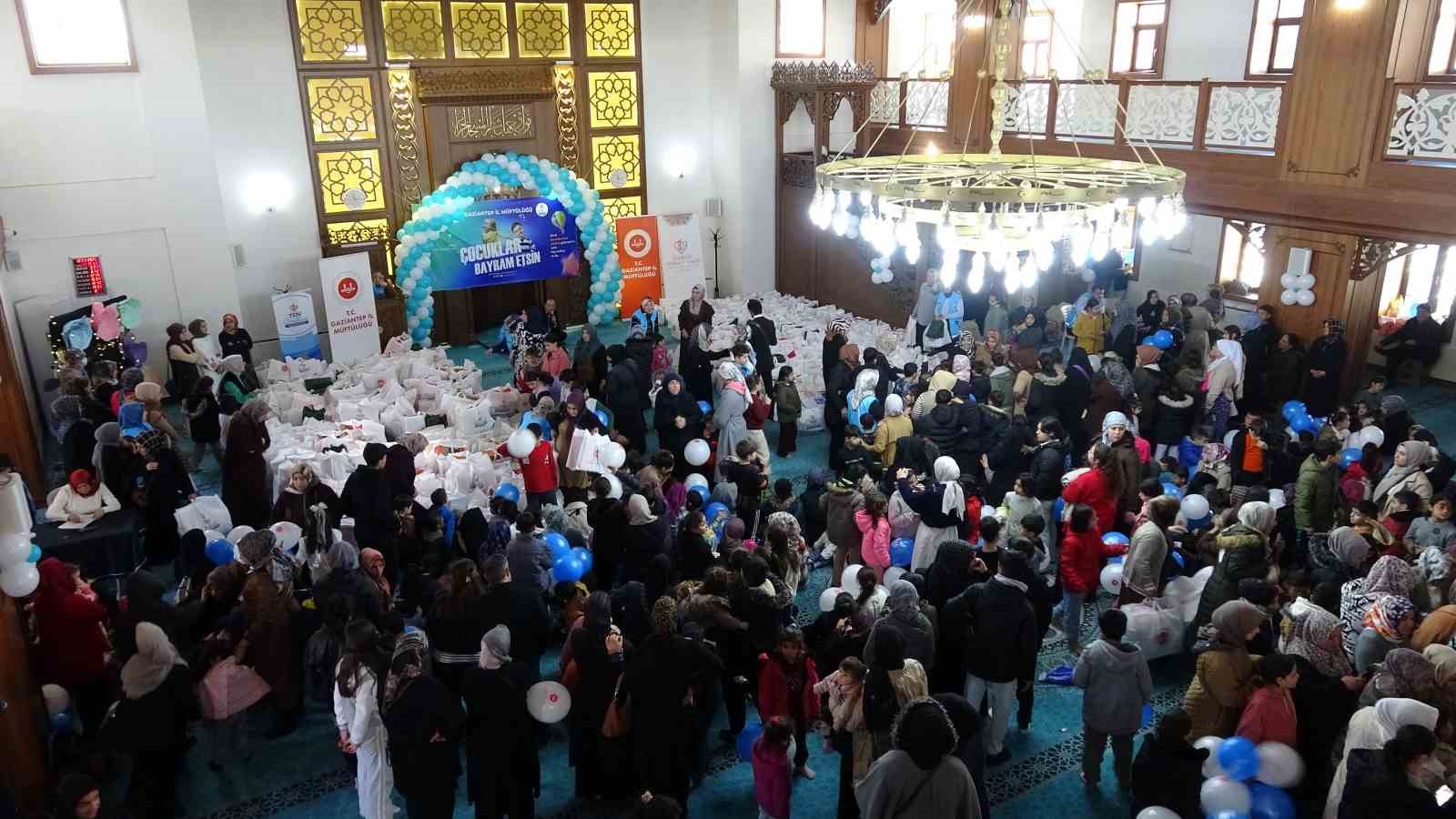 ramazan bayrami oncesi yetim cocuklarin yuzleri gulduruldu 2 NyUZLfnR