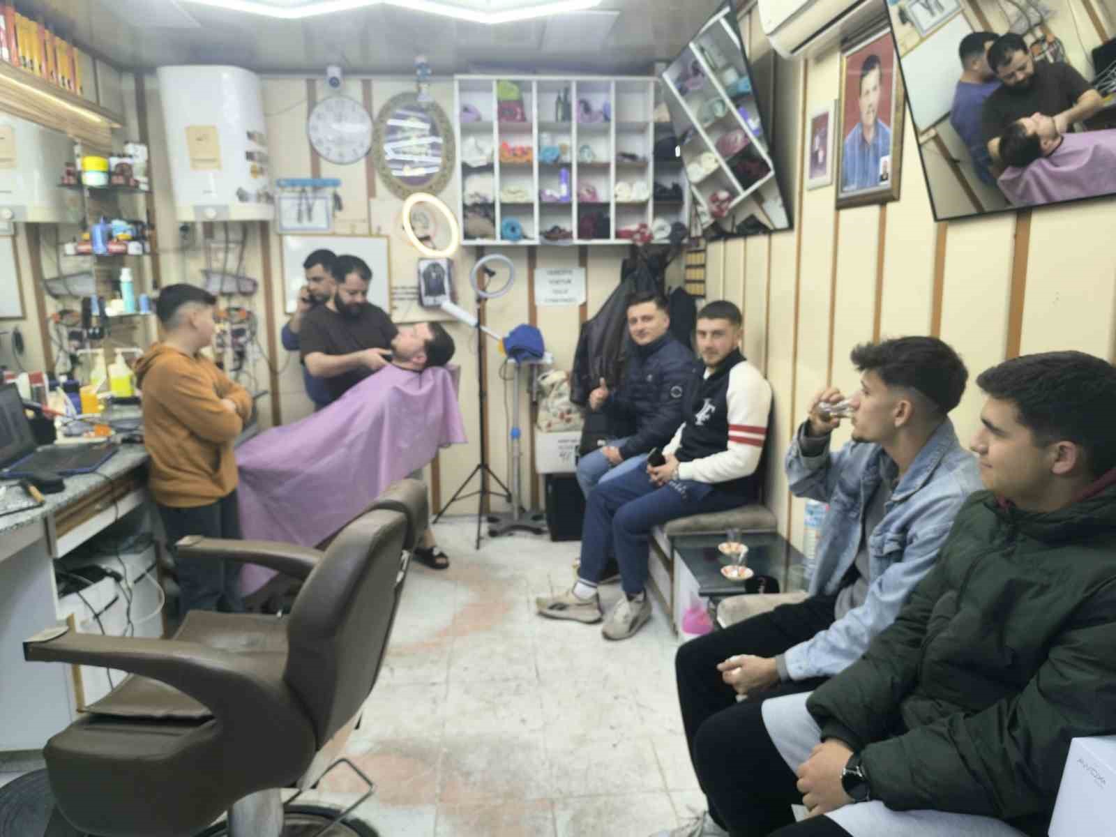 ramazan bayramini oturduklari berber sandalyelerinde karsiladilar 1