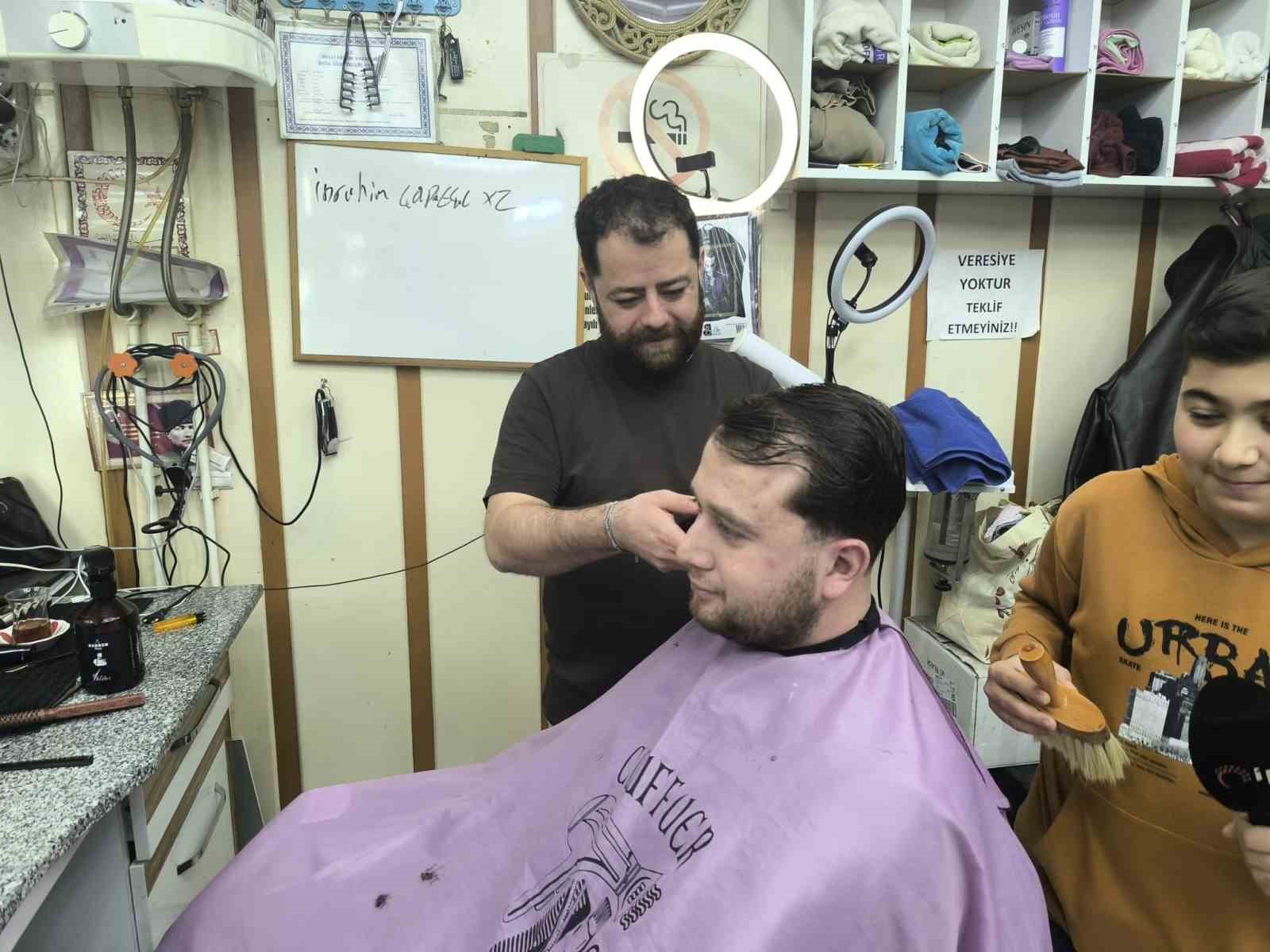 ramazan bayramini oturduklari berber sandalyelerinde karsiladilar 2 ukPllBEK