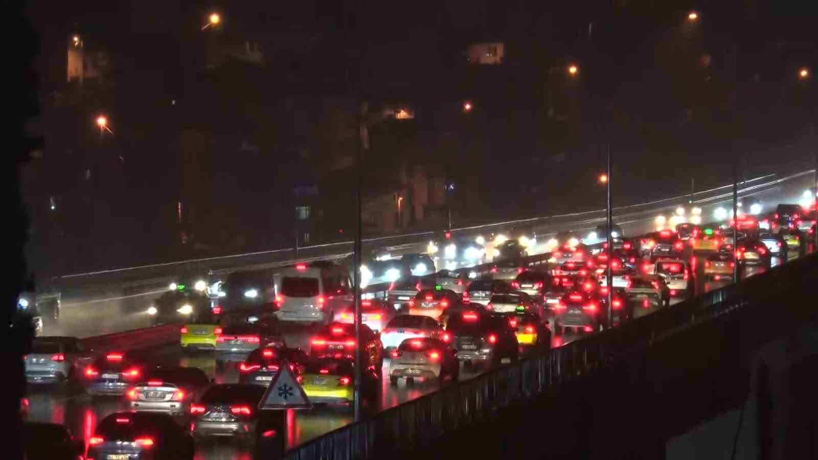 ramazan bayraminin ikinci gununde gece saatlerinde kopru trafigi devam ediyor 0 FjLmUPzO