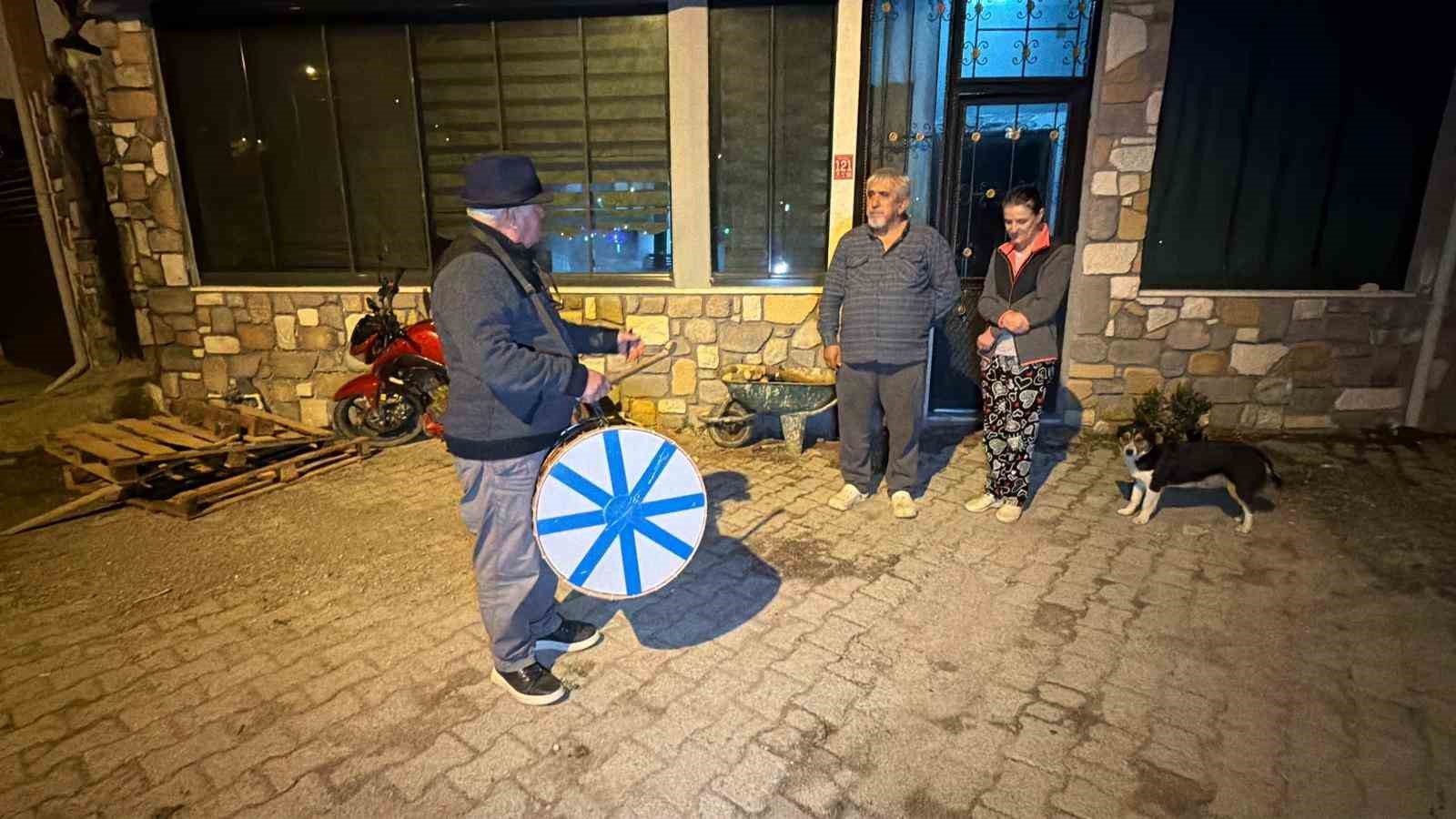 ramazan davulunu calacak kimse bulamayinca davulu calmak muhtara kaldi 1 1OShAMyL