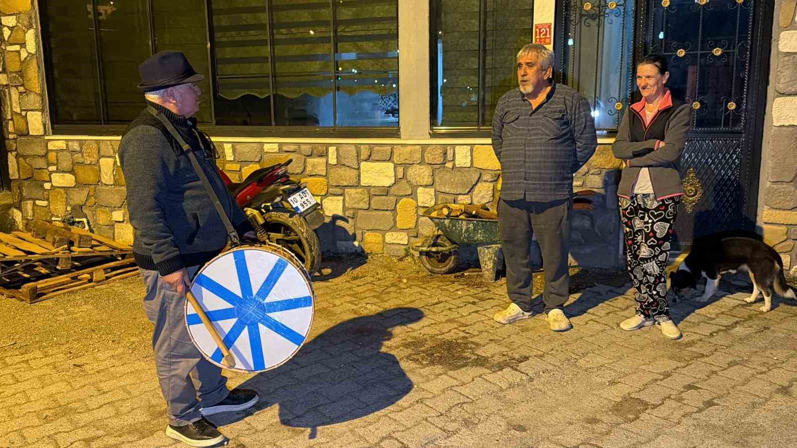 ramazan davulunu calacak kimse bulamayinca davulu calmak muhtara kaldi 2 SRKa4Ut2