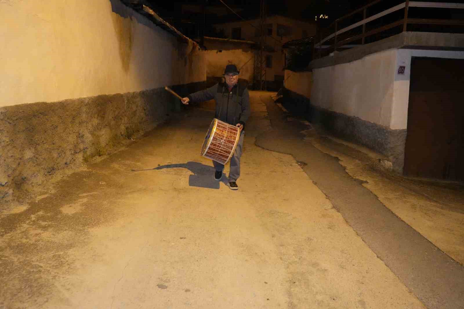 ramazan davulunu calacak kimse bulamayinca davulu calmak muhtara kaldi 3 mMRsvTXD