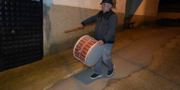 ramazan-davulunu-calacak-kimse-bulamayinca-davulu-calmak-muhtara-kaldi-FYkMcjNY.jpg