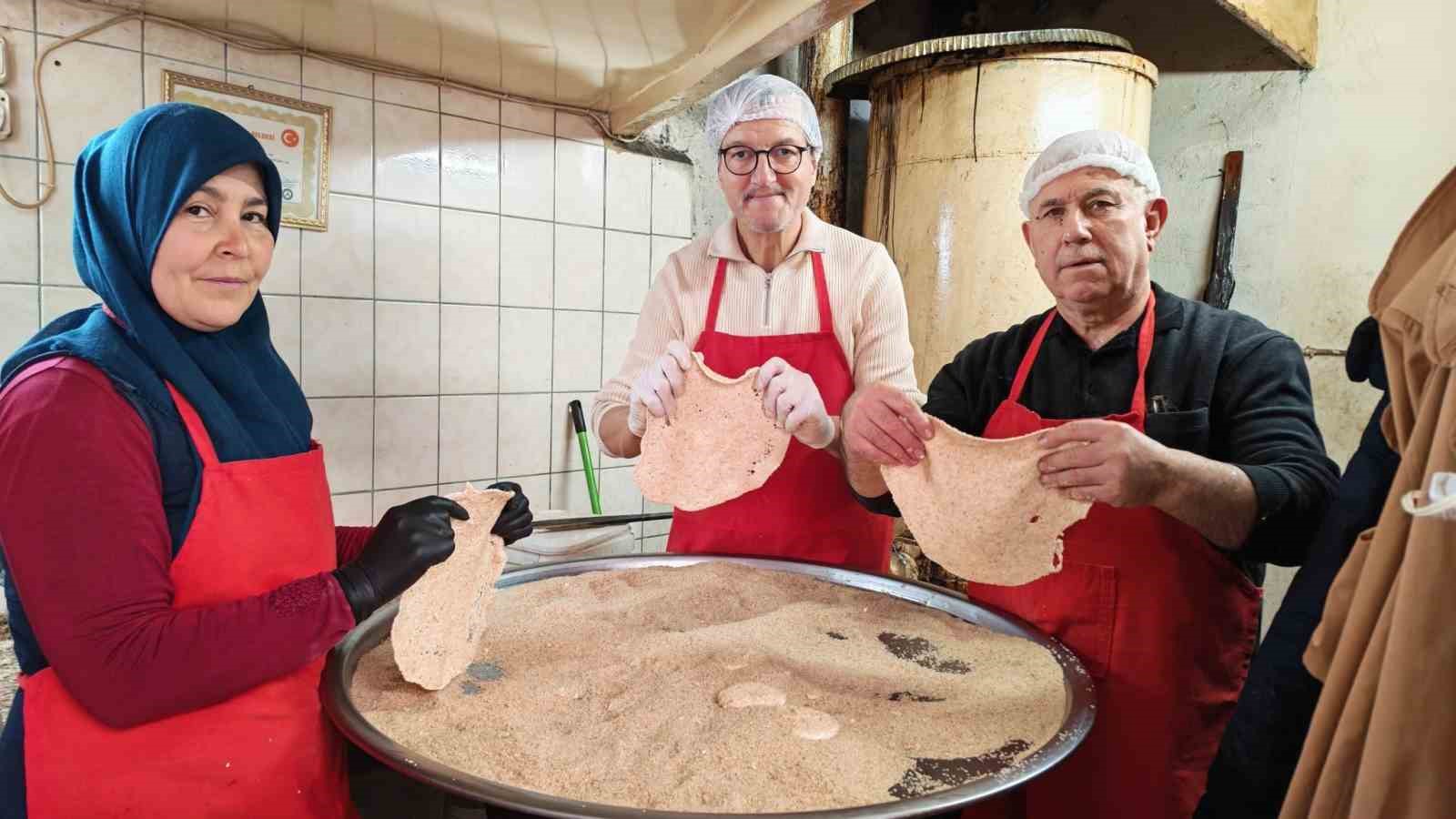 ramazan gelenegi susamli helva tezgahlarda 2