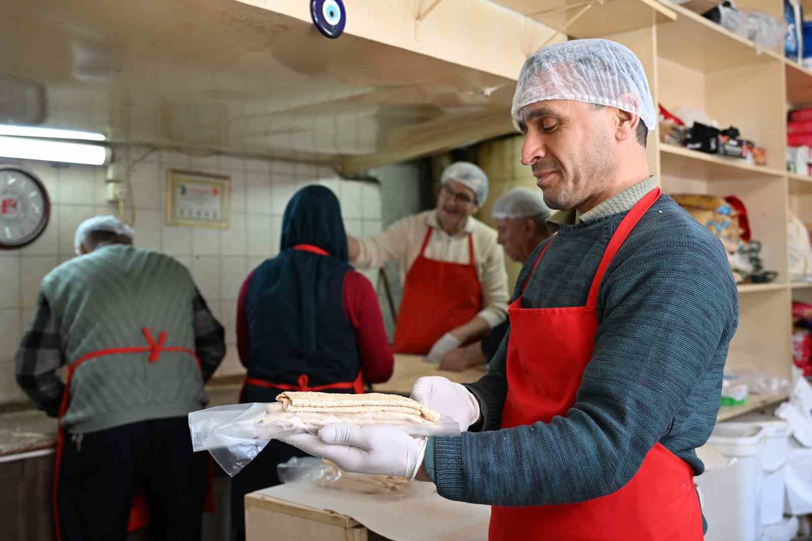 ramazan gelenegi susamli helva tezgahlarda 5 VGfB6zrR
