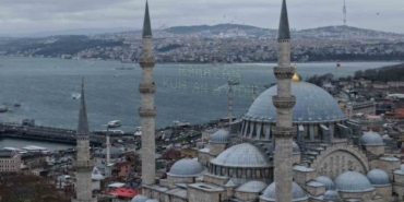 ramazan-i-serifin-mujdecisi-mahyalar-istanbulu-suslemeye-basladi-JtccfLnq.jpg