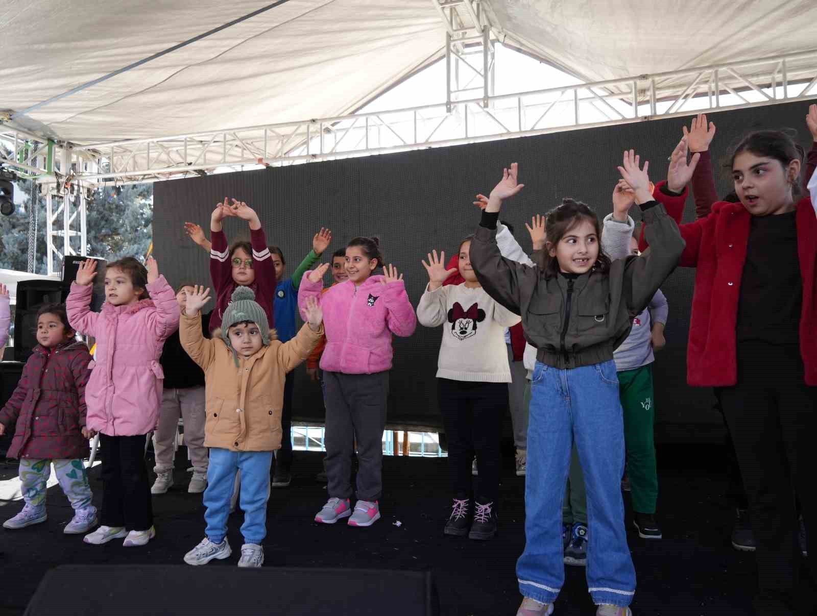 Ramazan Sokağı’nda renkli görüntüler: Sahneye çıkan çocuklar ilahiler seslendirdi 7 ramazan sokaginda renkli goruntuler sahneye cikan cocuklar ilahiler seslendirdi 3 Cjm1c8d4