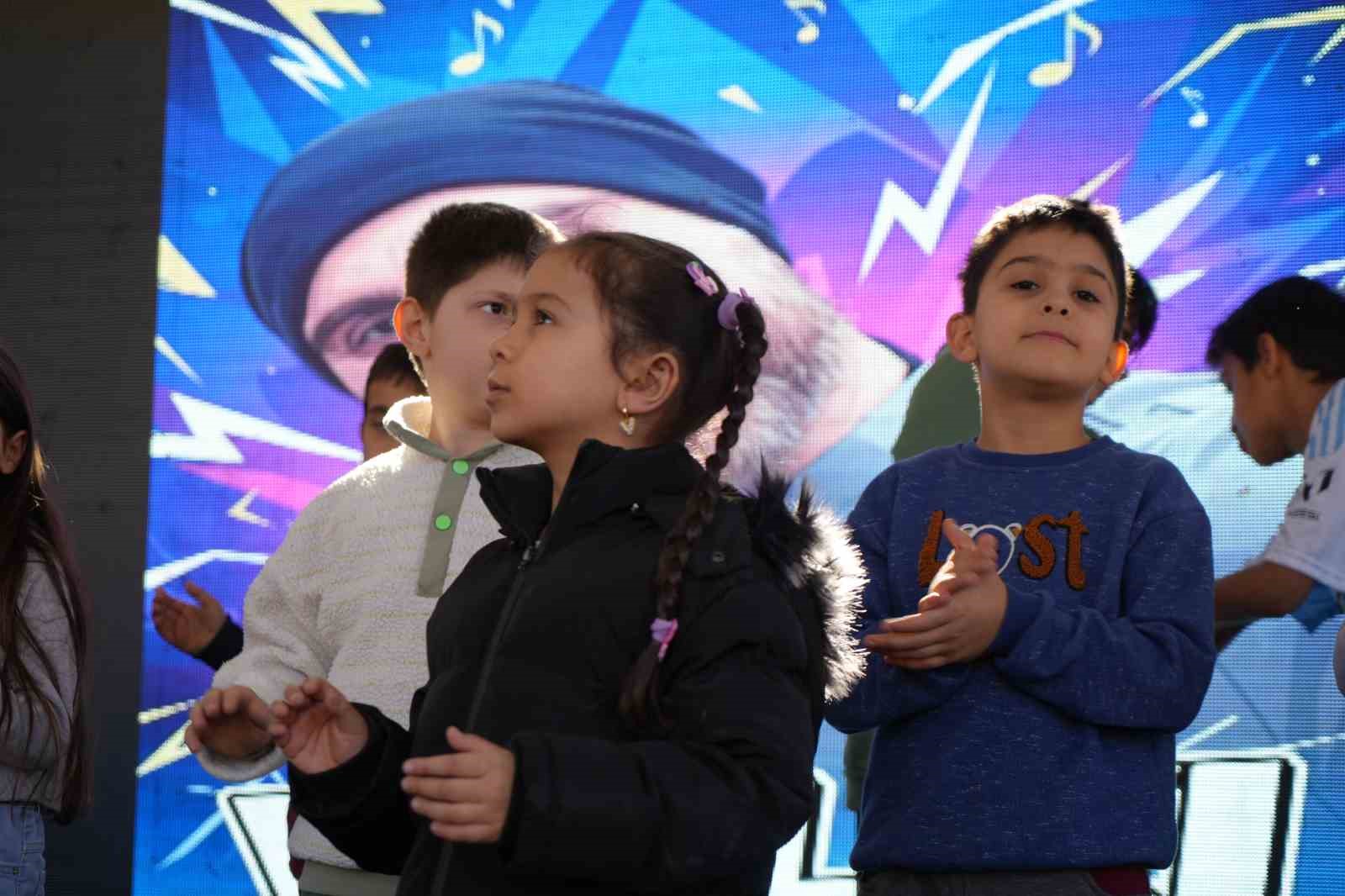 Ramazan Sokağı’nda renkli görüntüler: Sahneye çıkan çocuklar ilahiler seslendirdi 8 ramazan sokaginda renkli goruntuler sahneye cikan cocuklar ilahiler seslendirdi 4