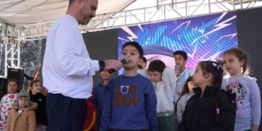 ramazan-sokaginda-renkli-goruntuler-sahneye-cikan-cocuklar-ilahiler-seslendirdi-MHuZ6BAX.jpg