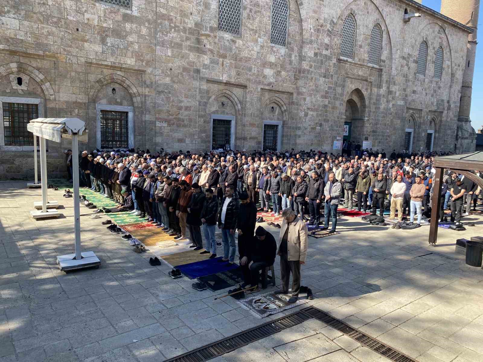 ramazanin ilk cumasi ulucami doldu tasti 0 PKa1ceGP