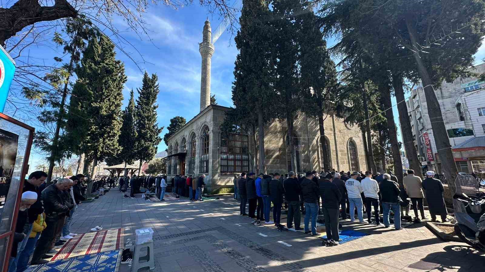 ramazanin ilk cumasinda camiler doldu tasti 0 OZmgNlLv