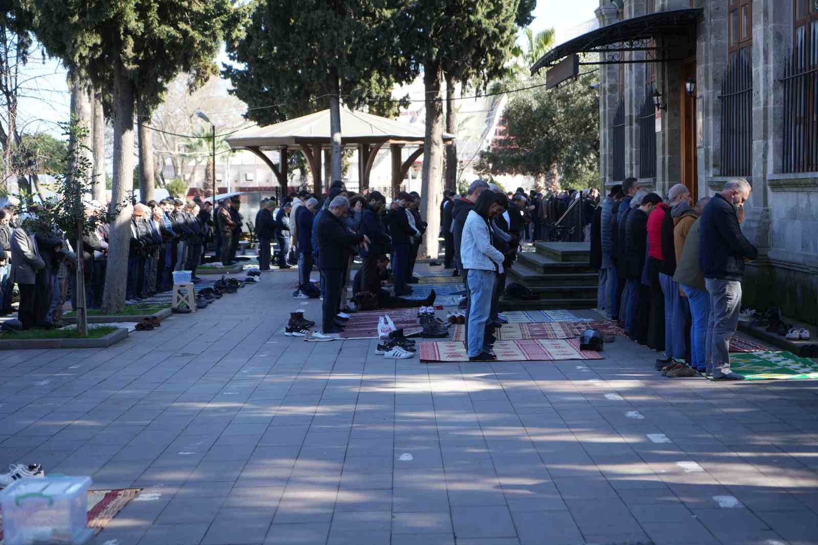 ramazanin ilk cumasinda camiler doldu tasti 1 UtZVbHYP