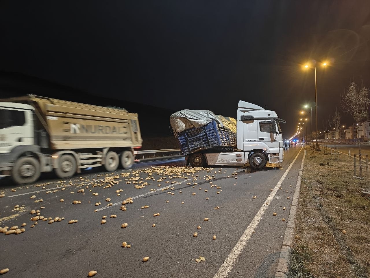 rampa asagi inen tir makasladi onlarca kilo patates yola sacildi 0 jgRyUsNb