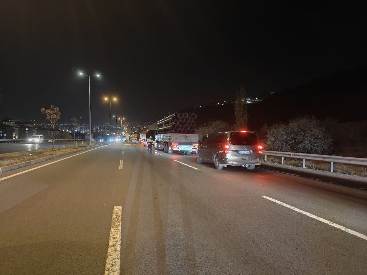 rampa asagi inen tir makasladi onlarca kilo patates yola sacildi 1 fgHXtdY4