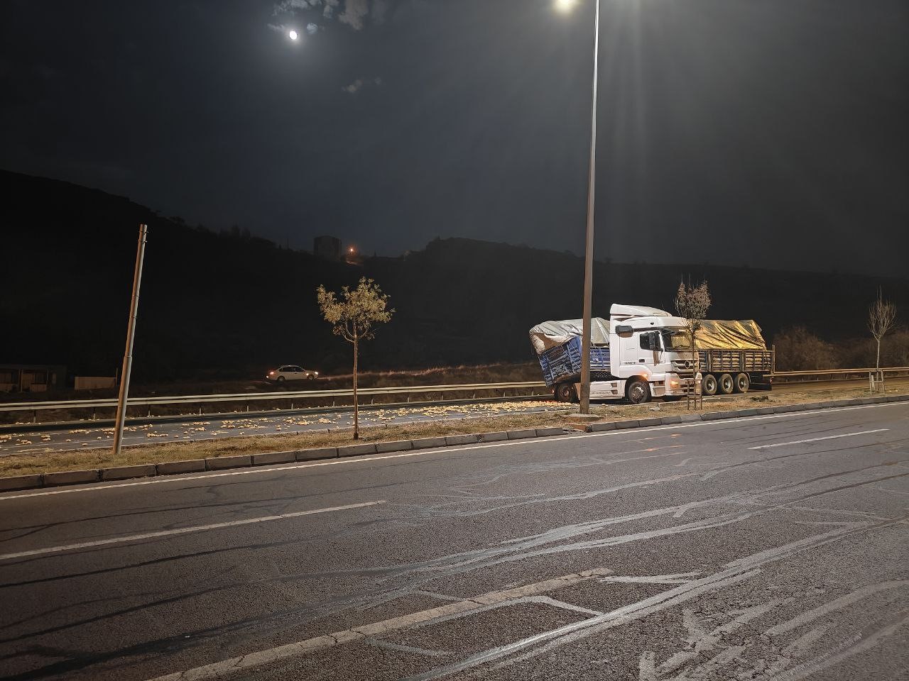 rampa asagi inen tir makasladi onlarca kilo patates yola sacildi 2 TK6uE9i1