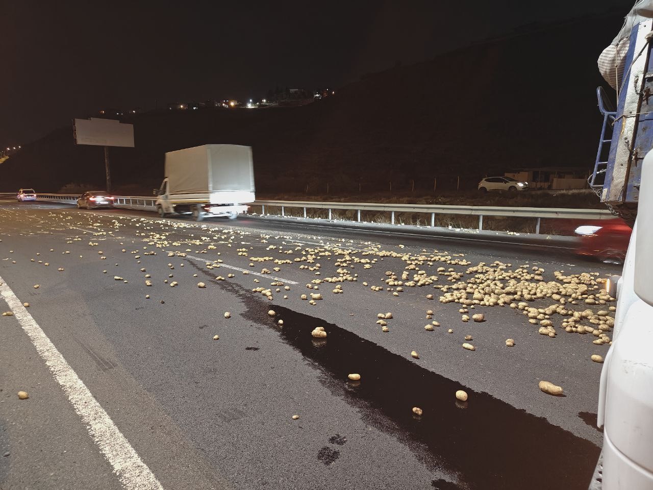 rampa asagi inen tir makasladi onlarca kilo patates yola sacildi 3 fbGHCntQ