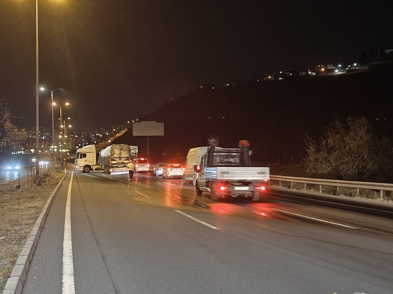 rampa asagi inen tir makasladi onlarca kilo patates yola sacildi 4 rILyj8pq