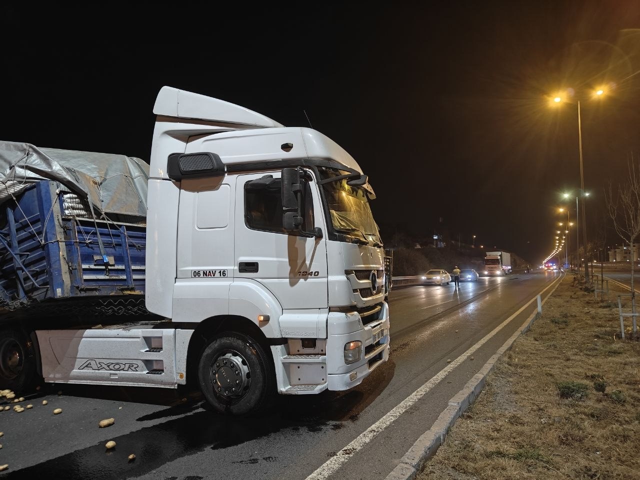 rampa asagi inen tir makasladi onlarca kilo patates yola sacildi 5 Bfk8VYBP