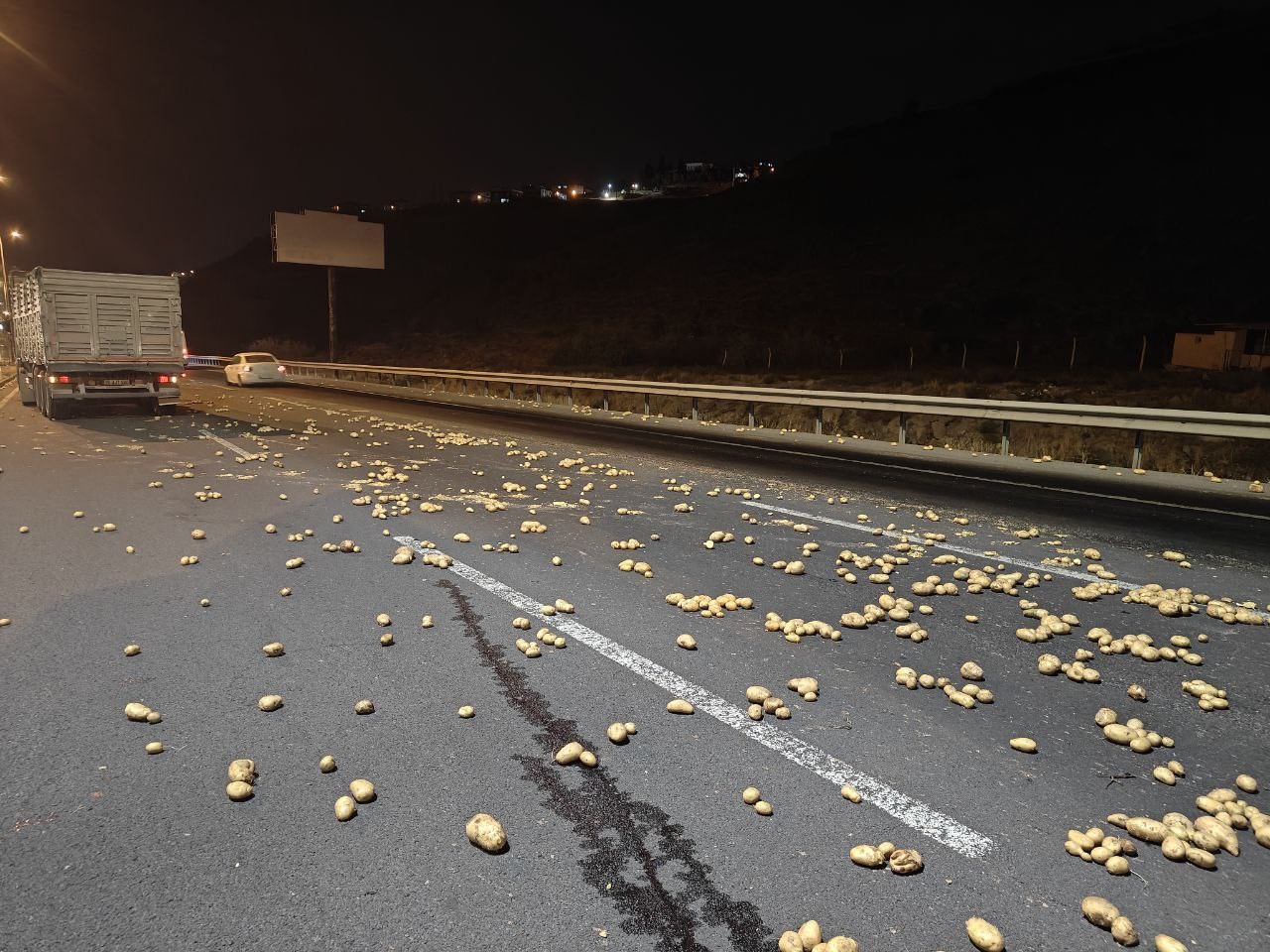 rampa asagi inen tir makasladi onlarca kilo patates yola sacildi 6 SGnIQPyi